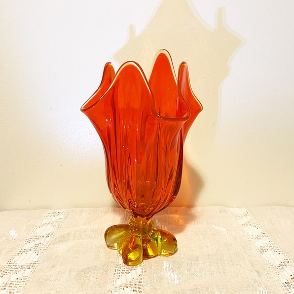 Vintage 1960s MCM | Viking Glass Epic Persimmon 4 Petal Vase - Picture 6 of 16